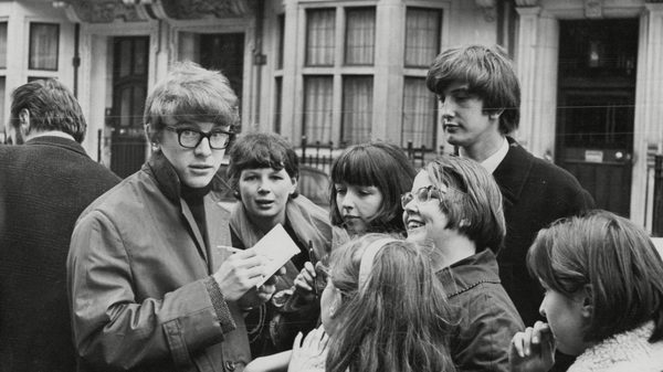 Peter Asher: Everywhere Man film image; man surrounded by a crowd