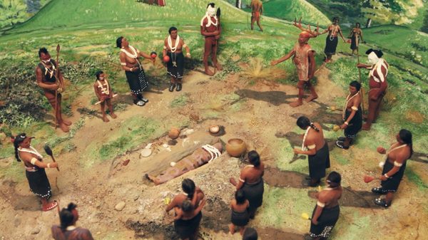 Aanikoobijigan film image; people gathered around a burial mound