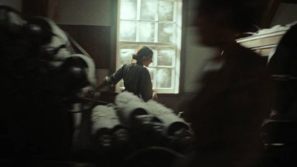 L'inconvénient film image; woman near a window