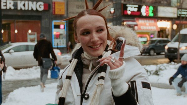 Skinny Bottines film image; woman pointing at something